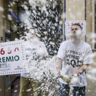 El trabajador Miguel Ponce, de la Administración El Gato Negro, celebra el primer premio del sorteo extraordinario del Niño.