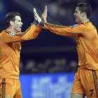 Bale y Cristiano celebran uno de los seis goles que le hizo el Madrid al Schalke.