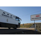 Momento en el que las internas toman rumbo a Villanubla dentro del autobús de traslado de la Guardia Civil. SECUNDINO PÉREZ