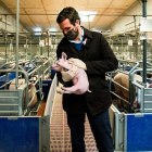 Pablo Casado ayer, durante su visita a una granja en la provincia de Lérida. DAVID MUDARRA