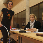 Carolina Rodríguez, con el aro, posa junto a las jueces Dragana Terzic y Terhi Tovainen.