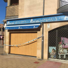 Los ladrones ocasionaron importantes destrozos en la luna de la tienda. M.A.T.