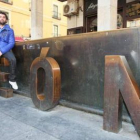 Juanín García en una de sus últimas visitas a León en la zona de la Catedral.