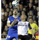 Feghouli disputa un balón con el defensa del Athletic Balenziaga.