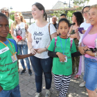 Los niños saharauis llegaron ayer a la plaza del Ayuntamiento de Toral de los Vados. L. DE LA MATA