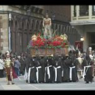 El baile del paso de Nuestra Señora de la Paz logró arrancar los aplausos del numeroso público congregado en la plaza de la catedral para ver la procesión dél perdón.