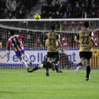 Roberto Peragón, autor ayer de los tres goles de su equipo, en el momento de superar a Mackay.