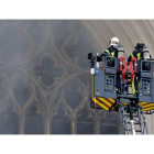El fuego declarado ayer en la Catedral de Nantes fue visto hacia las 7.45 horas por personas que alertaron a los bomberos. JEROME FOUQUET