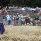Los vecinos de Murias de Paredes recrean las tradicionales majas en las que se separaba la paja del grano.