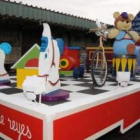 El Ayuntamiento presentó ayer la nueva carroza dedicada a los juguetes infantiles.