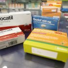 Medicamentos con ibuprofeno y paracetamol en la farmacia Balado. F. Otero Perandones.