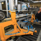 La innovadora máquina de labrado de pizarra en proceso de construcción, con Amadeo Rafael al fondo.