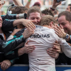 Rosberg recibe la felicitación de su equipo.