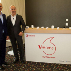 Celestino García (Samsung) y Antonio Coimbra (Vodafone) en la presentación del acuerdo en el marco del Mobile World Congress de Barcelona.