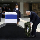 El presidente israelí Shimon Peres rinde tributo al exprimer ministro fallecido el sábado.