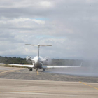 Un avión durante su despegue en el Aeropuerto de León en imagen de archivo. RAMIRO