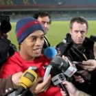 Ronaldinho, la gran estrella azulgrana, atiende al final del entrenamiento a cientos de periodistas