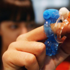 Una mujer muestra anillos vibradores, en una tienda de juguetes sexuales.