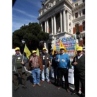 Un grupo de ganaderos leoneses, durante la protesta ayer en Madrid