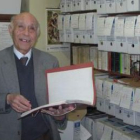 Conrado Blanco, junto a una parte del archivo que donó a la ciudad