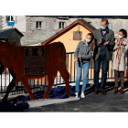 La familia real descubre una placa en una vaca en Santa María del Puerto. BALLESTEROS
