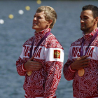 Yury Postrigay y Alexander Dyachenko posan con la medalla de oro.