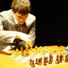 Magnus Carlsen y Wang Yue se saludan ayer, en el Magistral de León.