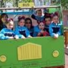 El equipo de gimnasia rítmica se divierte en el parque de Luarca, tras la competición