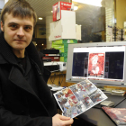 El dibujante de cómics leonés Enrique López Lorenzana muestra un ejemplar de ‘Nancy In Hell (On Earth)’.