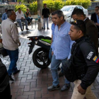 Momento en que funcionarios policiales detienen al exministro venezolano de Interior Miguel Rodriguez Torres, en el centro de la imagen con camisa azul.