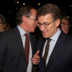 El presidente de la Xunta de Galicia, Alberto Núñez Feijóo (d), conversa con el presidente del PP vasco, Alfonso Alonso. JUANJO MARTÍN