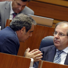 Juan Vicente Herrera (derecha), conversa con el procurador popular Jesús M. Aguilar.