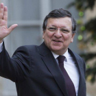 El presidente de la Comisión Europea, Jose Manuel Durao Barroso, saluda a la prensa, ayer en París.