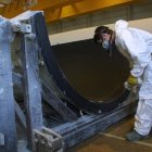 La factoría de palas eólicas del polígono de La Llanada pasa de uno a dos moldes de producción tras rebajar estocaje.