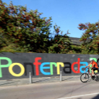 Un graffiti recuerda en la avenida del Castillo que Ponferrada acogió el Mundial. Abajo, nadie miraba la prueba en el Café Museo.