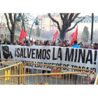Los trabajadores de la Vasco protestan ante la sede del PP leonés