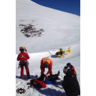 El deportista fue trasladado en helicóptero a un hospital .