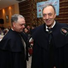 Manuel Andrade y José Luis Foxo, ayer con la capa, en la fiesta del cocido gallego.