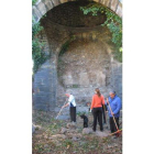 Voluntarios de Promonumenta trabajan bajo la bóveda.