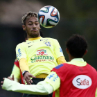 El jugador de Brasil Neymar participa en el entrenamiento para preparar el partido ante Camerún.