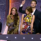 Los actors de Velvet reciben el premio para la serie en los Neox Fan Awards.