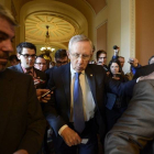 El líder de la mayoría demócrata del Senado, Harry Reid, sale de la reunión con el líder de la minoría republicana, Mitch McConnell, el lunes en Washington.