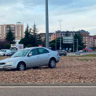 El coche abandonado en la rotonda que une la LE-20 con la Avenida de Europa. RAMIRO