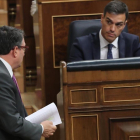 Sánchez observa a Aitor Esteban en el Congreso