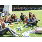 Los universitarios disfrutaron ayer de la jornada solidaria en los jardines del campus.