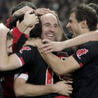 Toquero celebra con sus compañeros uno de sus dos goles.
