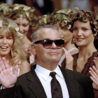 Karld Lagerfeld en un desfile con Claudia Schiffer en el 1993.
