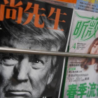 El presidente de EEUU, Donald Trump, en la portada de una revista china en un quiosco de Pekín, el 4 de abril.