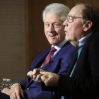 Bill Clinton y James Patterson, durante una rueda de prensa promocional, este lunes en Nueva York.