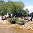 La comitiva cruza un puente levantado para celebrar la procesión